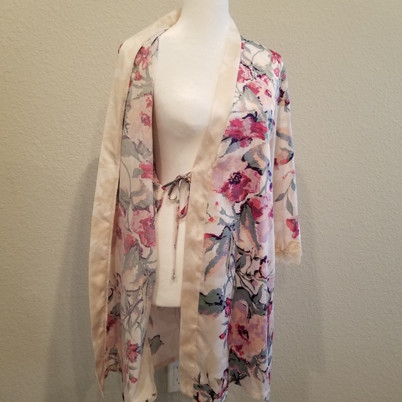 In Bloom Floral Robe - Picture 3 of 6